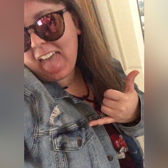 Hi! I’m Shelbs! ⚡️💛 - Picture 4 of 15